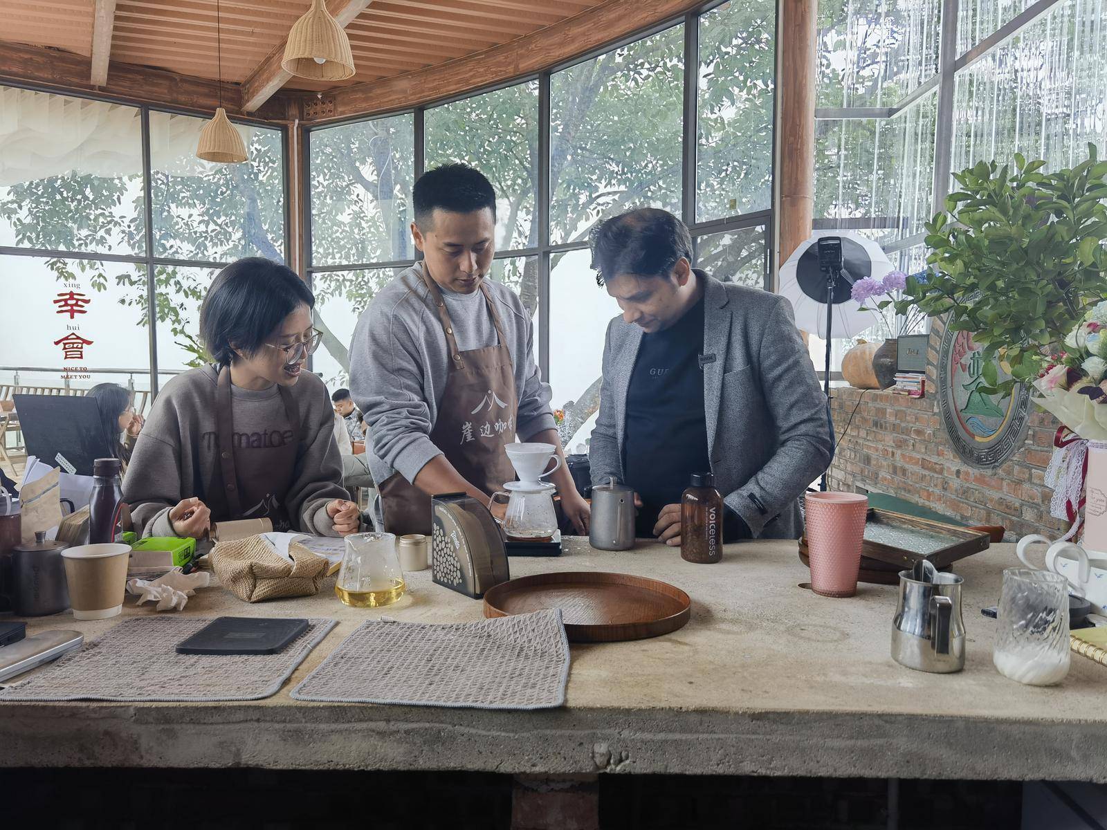 崖边”卖咖啡让家乡成为无数人打卡的诗和远