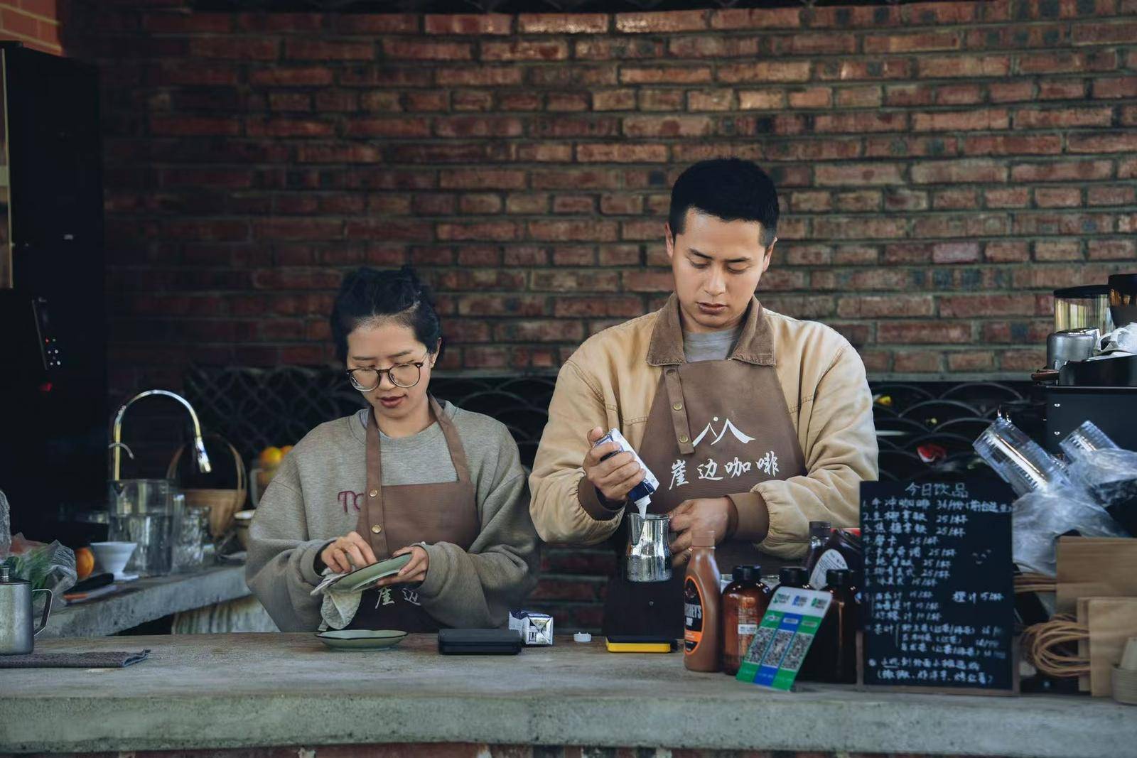 崖边”卖咖啡让家乡成为无数人打卡的诗和远方不朽情缘游戏平台他们的新起点｜鲁贞情：在“(图3)